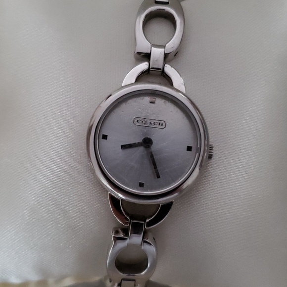 Coach C-watch battery needs to be replace - Picture 3 of 5